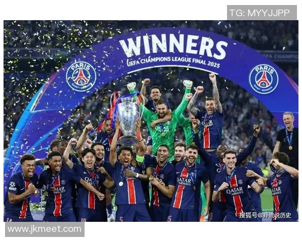 三大足球巨星领奖时刻回顾 荣耀时分尽在镜头下 三大足球巨星领奖时刻回顾 荣耀时分尽在镜头下