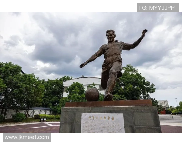 贝利独特踢球风格解析:技术与智慧结合的足球天才 贝利独特踢球风格解析:技术与智慧结合的足球天才